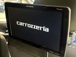 【後席モニター】家族や友人とお出かけする機会が多い方に大人気の後席モニターを装備！見やすい位置に画面がありテレビやDVDの視聴も快適！友達もお子様も、後席にしか乗らなくなるかも？？