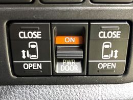 【両側パワースライドドア】スマートキーや運転席のスイッチで後席両側スライドドアの開閉が可能♪電動だから力を入れてドアを開ける必要が無く、小さなお子様でも簡単に開け閉めでき快適です♪