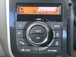 【オートエアコン】一度お好みの温度に設定すれば、車内の温度を検知し風量や温度を自動で調整。暑い…寒い…と何度もスイッチ操作をする必要はありません。快適な車内空間には必須の機能ですね♪