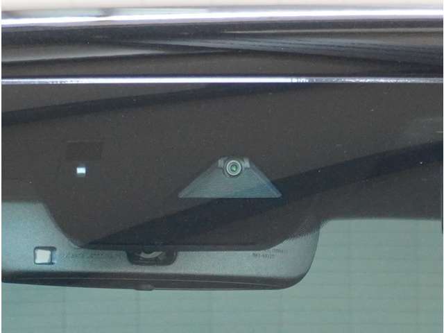 【フォワードセンシングカメラ】夜間走行時に前方の状況を判断したり、車線表示を検知したりします