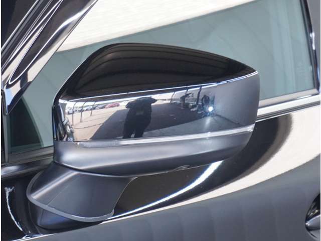 【ドアミラーウインカー】格好良さだけではなく対向車両からの視認性もよく安全に走行する為の安全装備のひとつです。