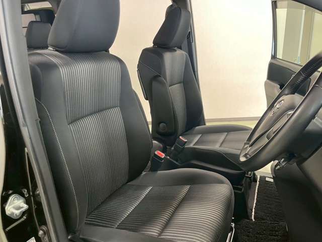 シックで落ち着く内装色で、シートの手触りも良質です♪