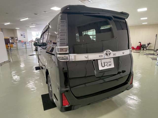 後席ガラスはプライバシーガラスを採用！直射日光を遮り、外からの覗き見も防止します！