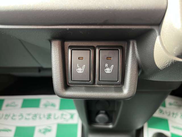 シートヒータのスイッチが運転席と助手席の真ん中にあります。