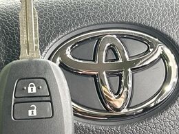 【キーレス】少し離れた場所からでもボタン一つでドアの開錠・施錠ができるのでとっても便利！ドアの鍵穴周りに傷をつけることもありません♪