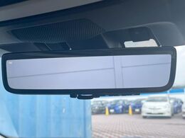 【スマートリヤビューミラー】後席の大きな荷物や同乗者で後方が確認しづらい時でも安心！カメラが撮影した車両後方の映像をルームミラー内に表示。クリアな視界で状況の確認が可能です！