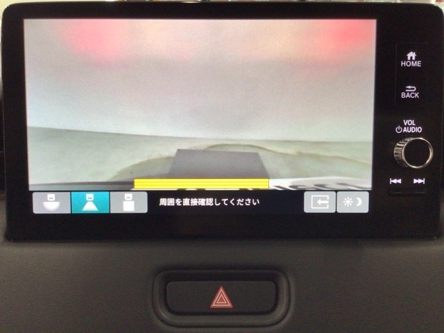 【バックカメラ】運転が苦手な方も車庫入れラクラクです！ギアをリバースに入れれば自動的に切り換わりますので、面倒な操作は不要です♪狭い駐車場もお車を傷つけず安心ですね！