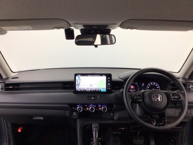 【前方視界】開放的な前方視界！運転がしやすく疲れにくいです♪窓が大きく、見通しがとっても良いおクルマですよ♪