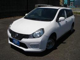 ホワイト　エマージェンシーブレーキ装備