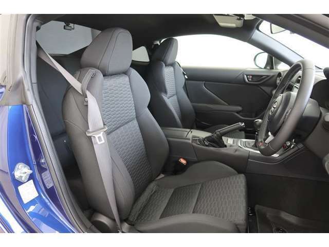 【運転席＆助手席】シートは黒を基調にしたスタイリッシュなデザインです。クリーニング済みですので清潔感があり気持ち良く乗っていただけます♪