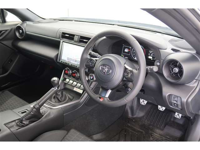 【運転席＆助手席】シートは黒を基調にしたスタイリッシュなデザインです。クリーニング済みですので清潔感があり気持ち良く乗っていただけます♪