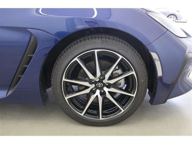 【純正アルミホイール】純正ならではの車とマッチしたデザイン！高級感やスポーティーさを際立たせます。サイズもピッタリで、丈夫なので走行性能を十分引き出せます。
