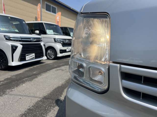 【雨の日も大丈夫】雨の日に傘をさしながら中古車選びは嫌ですよね。当店なら安心。電話予約をいただければ屋根下へ移動しておきます。雨でもじっくりご覧いただけます。