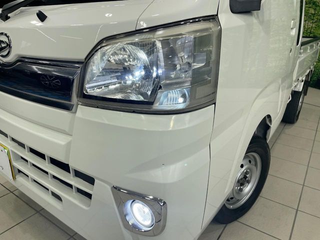【LEDヘッドライト】悪天候や夜間走行時も良好な視界を確保し安心して運転できる高輝度LEDヘッドライトを装備！点灯速度が早く、消費電力も抑えられています。
