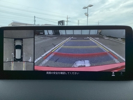 狭い場所での駐車やすれ違いなどでより的確な運転操作に役立つ360°ビューモニターが装備されています。