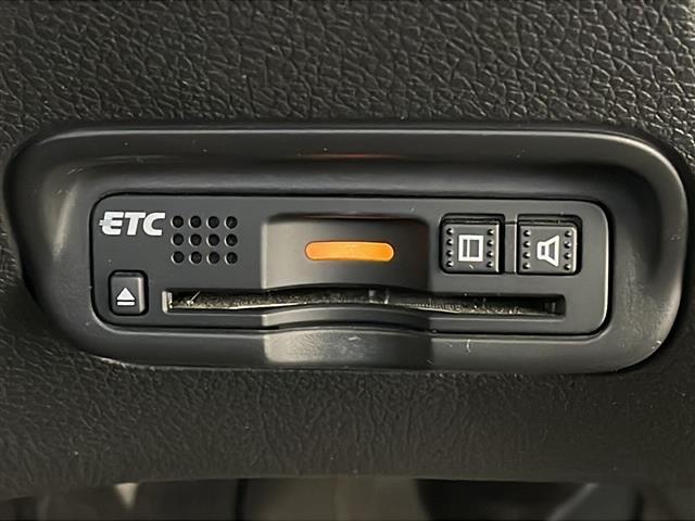 【ETC】有料道路を利用する際に料金所で停止することなく通過できる、ETC車載器（ノンストップ自動料金収受システム機器）が装備されています。セットアップを行うことで利用可能になります。