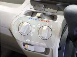 【マニュアルエアコン】直観的に操作できるシンプルなデザイン。