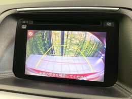 【バックカメラ】駐車時に後方がリアルタイム映像で確認できます。大型商業施設や立体駐車場での駐車時や、夜間のバック時に大活躍！運転スキルに関わらず、今や必須となった装備のひとつです！
