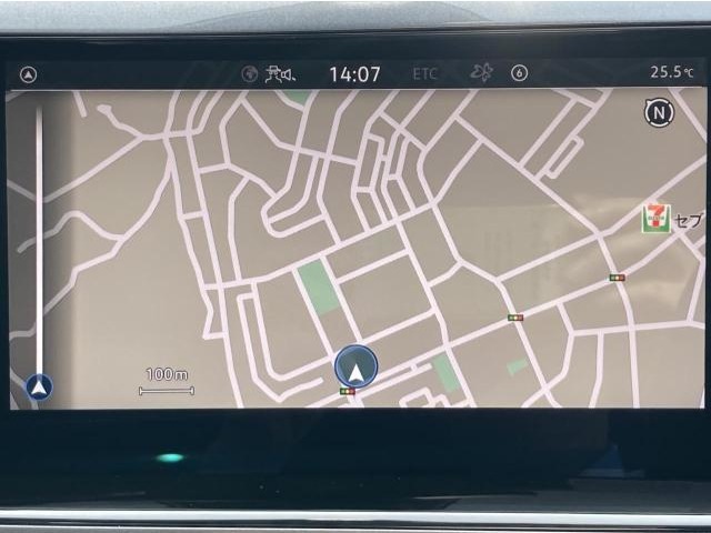 スマートフォン用アプリ[Apple CarPlay][Android Auto]対応の純正ナビ Discover Pro を装備、ラジオのほか、USB、Bluetoothハンズフリー通話にも対応。
