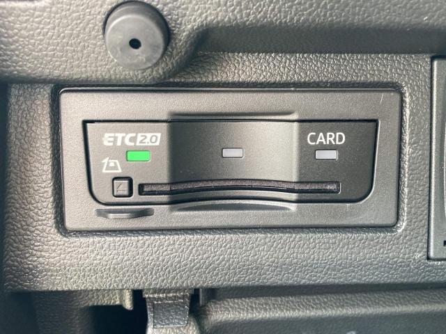 ETCユニットはグローブボックスの中に装着されています。こちらの車両はDSRC(ETC 2.0)に対応していますので、渋滞情報などリアルタイムでナビに反映されます。