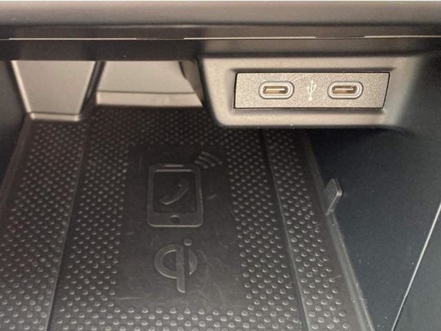 運転席中心部にタイプCのUSBソケットを2つ装備。スマートフォンの充電やApp Connectの通信が手軽に行えます。さらにワイヤレスチャージング機能も備えています。
