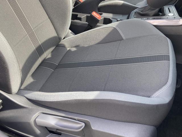 「TSIスタイル」に装備されるスポーツコンフォートシート。欧州車らしく硬めのシートが体を程よくつつみこみ、長距離でも快適に運転できます。