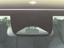 【ホンダセンシング】走行中に前方の車両等を認識し、衝突しそうな時は警報とブレーキで衝突回避と被害軽減をアシスト。より安全にドライブをお楽しみいただけます。