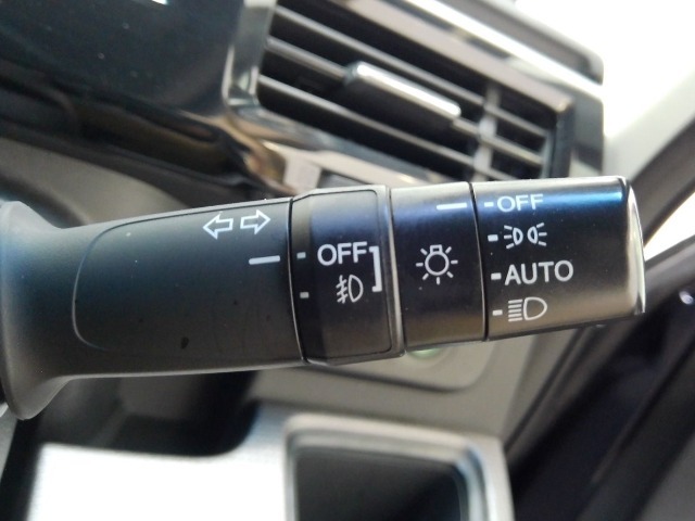 オートヘッドライト標準装備です。車外の明るさに応じて自動的にヘッドライトの点灯・消灯をしてくれます。トンネルの出入り口などで活躍してくれます。
