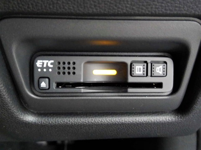 有料道路をキャッシュレスで通行できるETC車載器付きです。運転席足元に設置されています。ETCセットアップ費用は含まれておりません。別途必要となります。