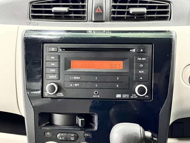 【純正オーディオ】　こちらのお車は純正のCDデッキがついてます！音楽を聴いて楽しいドライブはいかがでしょうか？