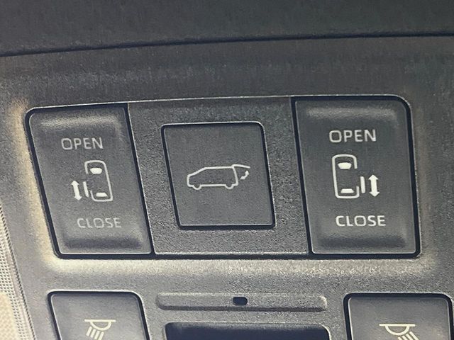 【両側パワースライドドア】スマートキーや運転席のスイッチで後席両側スライドドアの開閉が可能♪電動だから力を入れてドアを開ける必要が無く、小さなお子様でも簡単に開け閉めでき快適です♪
