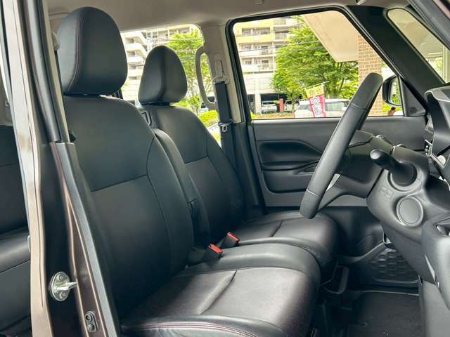 ゆったりとした運転席廻りです。