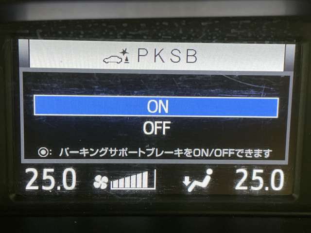 【パーキングサポートブレーキ（PKSB）】駐車時に壁などの障害物との衝突の危険性を検知すると、システムがブレーキ制御を行い衝突被害軽減をサポートします。機能には限界があるためご注意ください。