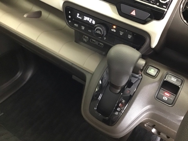 発進時から滑らかに加速する無段階変速のCVTはストップ/ゴーの多い街の中も快適です