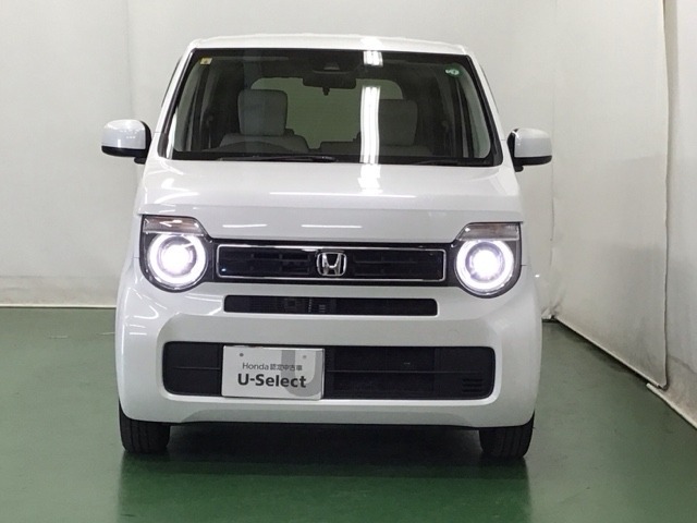 LEDヘッドライトを装備しています。LEDヘッドライトはとても明るく、雨の日や夜間走行も安全・安心です。オートライトコントロール付きで周囲の明るさに応じて自動で点灯・消灯します