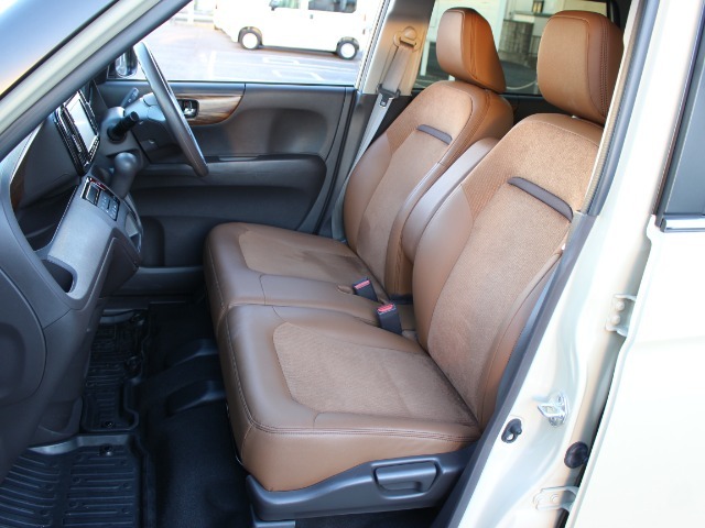 シート座面の高さ調節ができるハイトアジャスター付です！運転手にあった高さ調整ができますので、視界も合わせやすく運転も楽になります！！