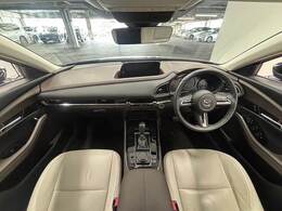 見通しの良いコックピットは普段のドライブに最適。運転しやすいお車となります。