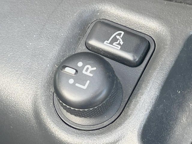 【電動格納ミラー】サイドミラーは電動格納式となっており、狭い駐車場でもキズがつくリスクを抑えられます。