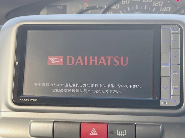 【純正ナビ】人気の純正ナビを装備しております。ナビの使いやすさはもちろん、オーディオ機能も充実！キャンプや旅行はもちろん、通勤や買い物など普段のドライブも楽しくなるはず♪