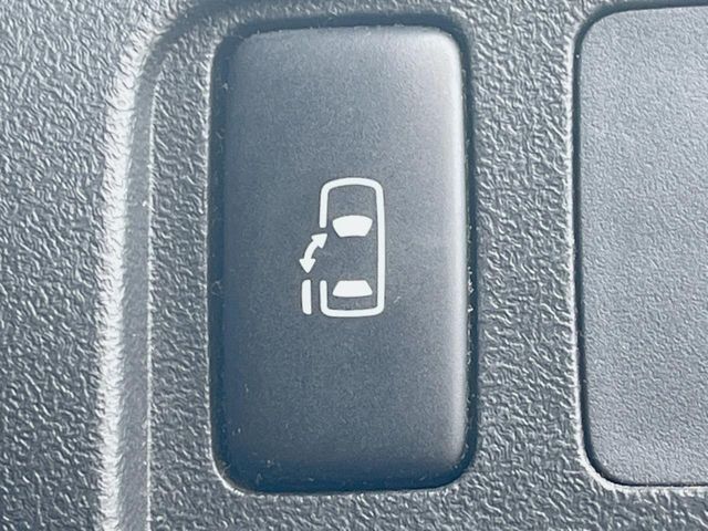 【パワースライドドア】スマートキーや運転席のスイッチでスライドドアの開閉が可能♪電動だから力を入れてドアを開ける必要が無く、小さいお子様でも、重い荷物を持っている時もラクに開け閉めできます♪