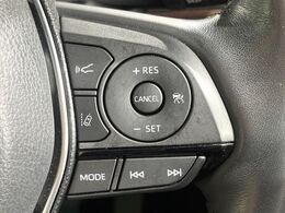 【レーダークルーズコントロール】高速道路での長距離走行が楽に！！自動で速度を保つクルーズコントロールが、衝突軽減システムと連携し、前方の車両を感知して車間を保つように速度調節してくれます！！