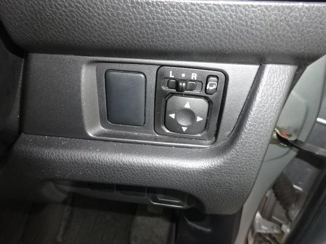 電動格納式ドアミラーが付いているのでミラーの調整が楽に出来ますよ。狭いところに駐車するときもぶつからないようにたたんでおくのも指一本でできますよ。