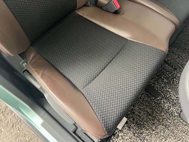 内装ルームクリーニング済みです。しっかりキレイにしておりますので、ぜひお確かめください。納車時にはもう一度キレイにいたしますよ！