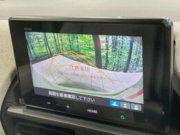 【バックカメラ】駐車時に後方がリアルタイム映像で確認できます。大型商業施設や立体駐車場での駐車時や、夜間のバック時に大活躍！運転スキルに関わらず、今や必須となった装備のひとつです！