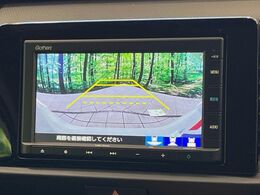 【バックカメラ】駐車時に後方がリアルタイム映像で確認できます。大型商業施設や立体駐車場での駐車時や、夜間のバック時に大活躍！運転スキルに関わらず、今や必須となった装備のひとつです！