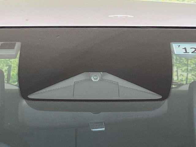 【ホンダセンシング】走行中に前方の車両等を認識し、衝突しそうな時は警報とブレーキで衝突回避と被害軽減をアシスト。より安全にドライブをお楽しみいただけます。