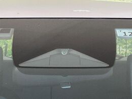【ホンダセンシング】走行中に前方の車両等を認識し、衝突しそうな時は警報とブレーキで衝突回避と被害軽減をアシスト。より安全にドライブをお楽しみいただけます。