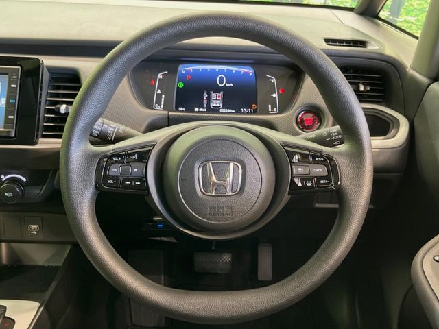 インテリアに合わせたデザインのステアリングは、運転される方のことも考え、運転しやすい形状、大きさです。是非一度、実際に触ってお確かめください。