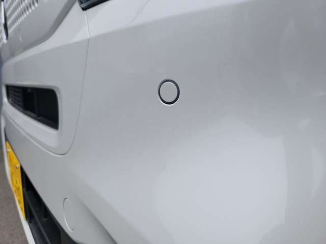 前と後ろにはセンサーが付いており、障害物検知やブレーキ補助の安全機能として働きます