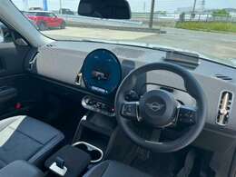 MINIの内装はとにかく『円』に拘ったデザインコンセプトが一目で伝わってきます。これほど円形に拘った車は他に御座いません。伝統のデザイン、トグルスイッチなど遊び心のある内装です。
